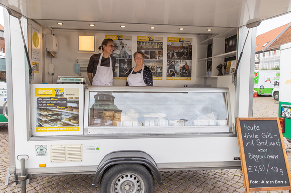 Marktstand mit Cristiane und Uli